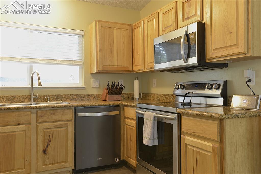 Newer upgraded cabinets,