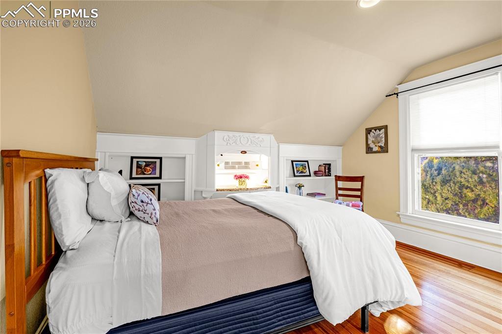 2nd bedroom (upstairs)