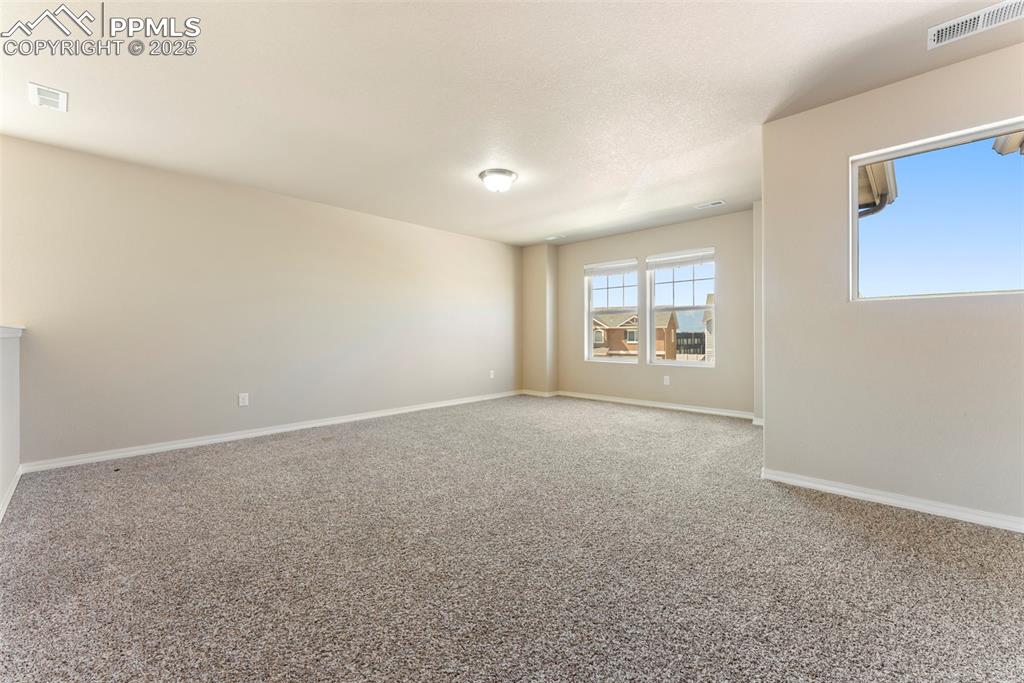 Large and bright loft with mountain views