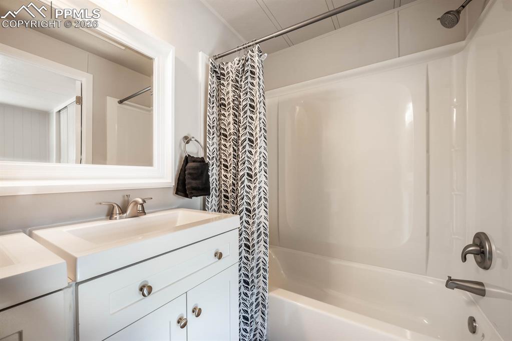 En suite 5 piece bathroom