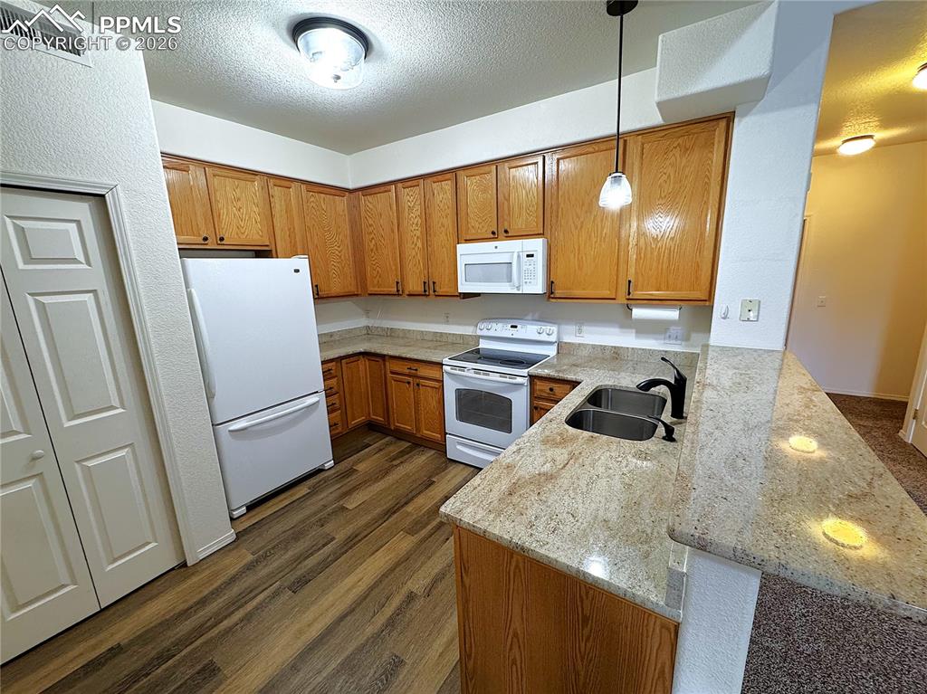 Eating Bar & Granite Countertops