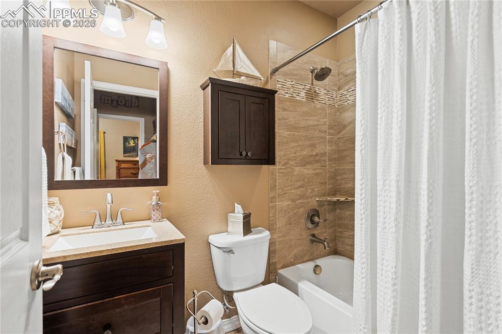 Lower level full en suite bathroom