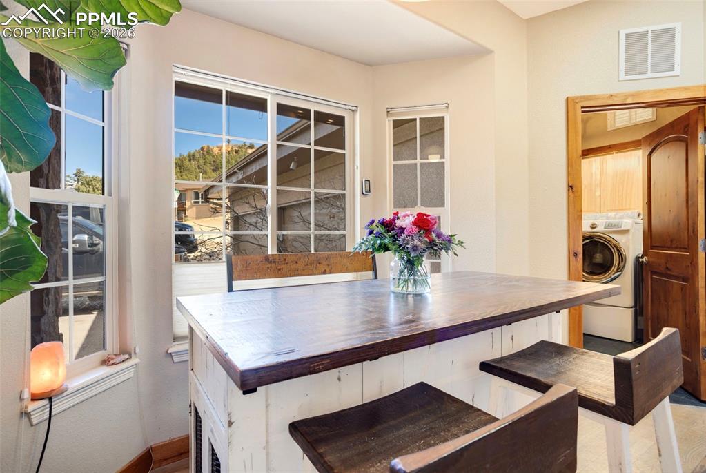 Breakfast Area with rock formation views