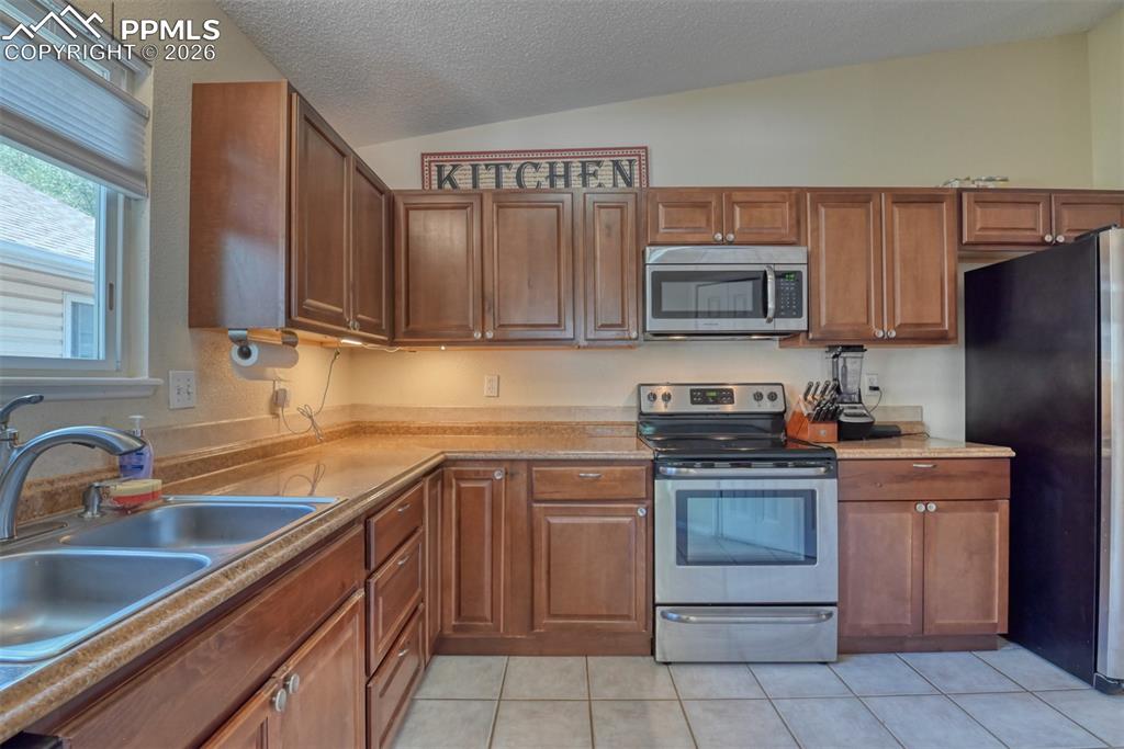 972 Columbine Avenue photo 3