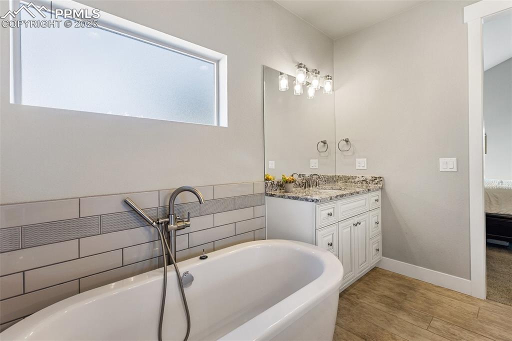 Freestanding soaking tub