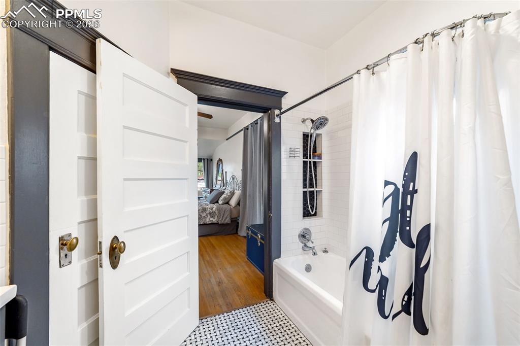 Ensuite bathroom featuring shower / bathtub combination