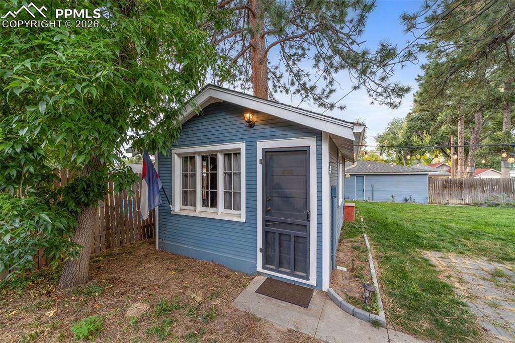 Adorable cottage complete with a kitchenette and a 3/4 bath