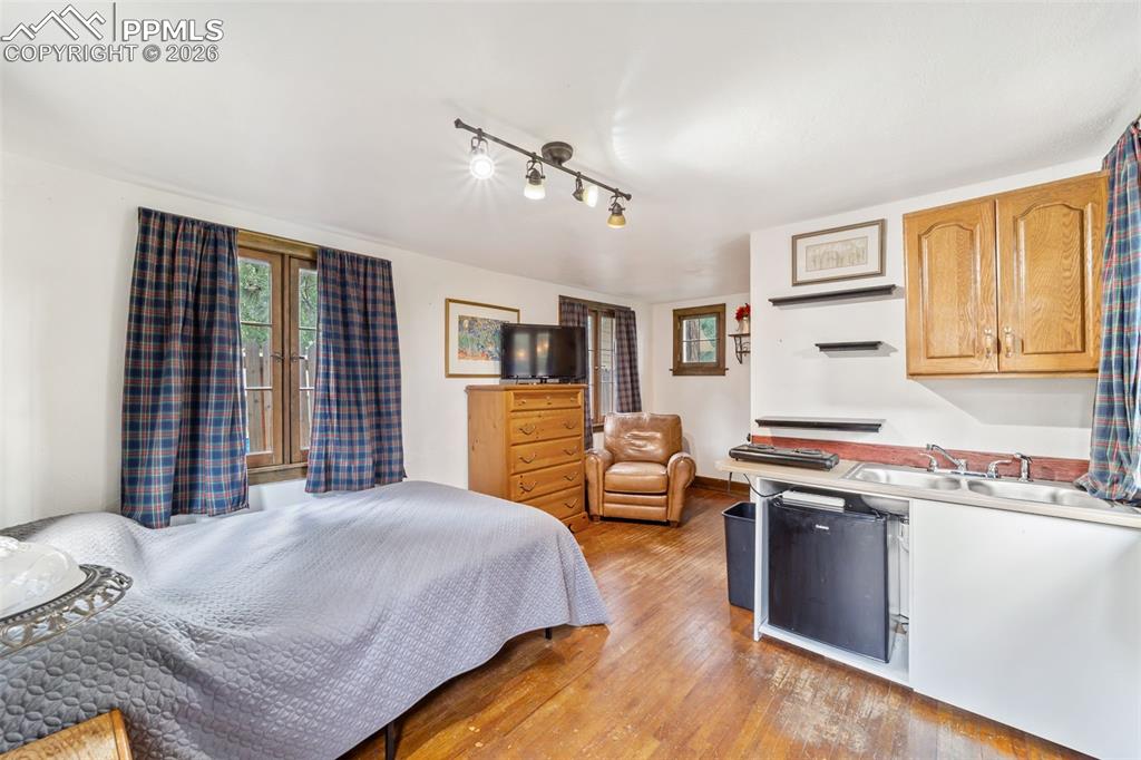 Adorable cottage complete with a kitchenette and a 3/4 bath