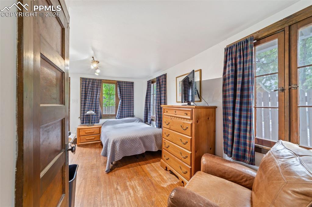 Adorable cottage complete with a kitchenette and a 3/4 bath