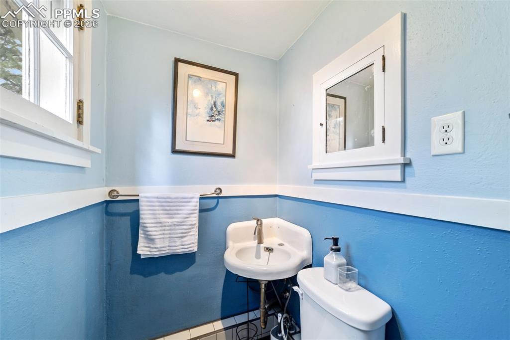 Adorable cottage complete with a kitchenette and a 3/4 bath