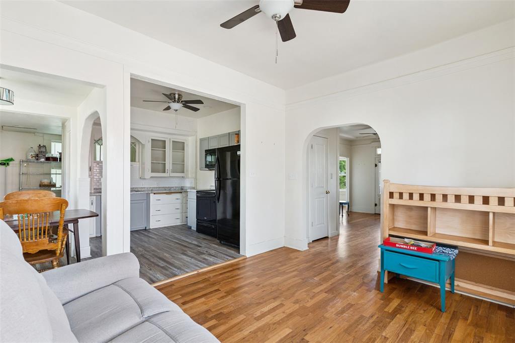 1615 E 9th Street photo 2