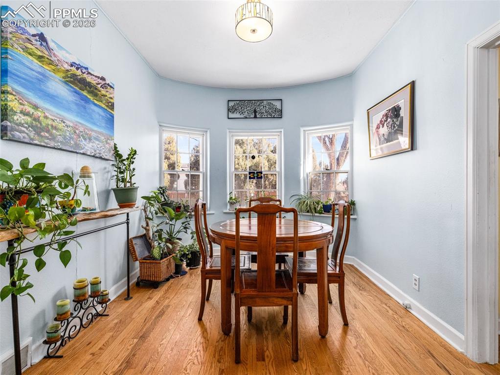 So much sun light! This breakfast nook can double as a plant room.