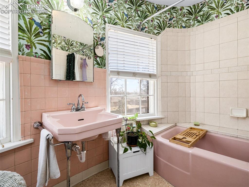 Upper level full bathroom 