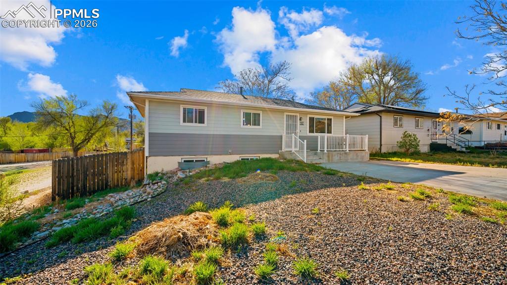 946 Hutchinson Dr, Colorado Springs, CO 80910