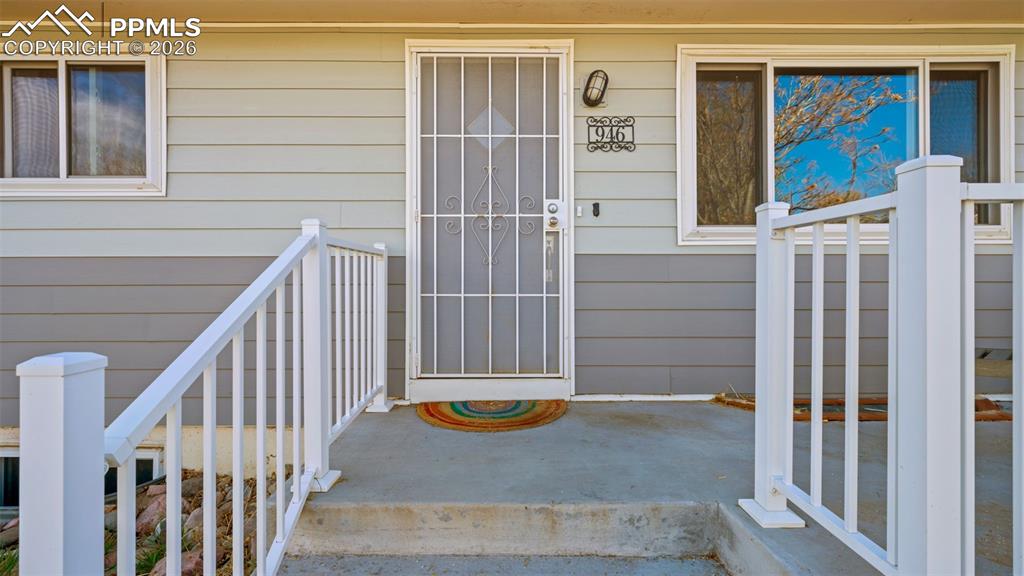 946 Hutchinson Dr, Colorado Springs, CO 80910