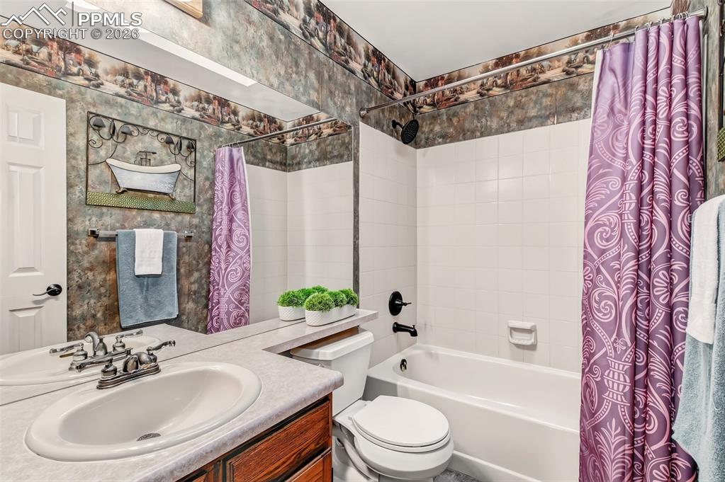 Upstairs full bathroom. 