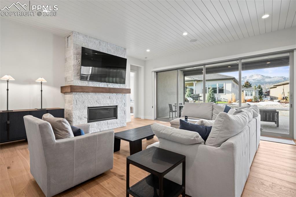 3474 Crest Hollow View