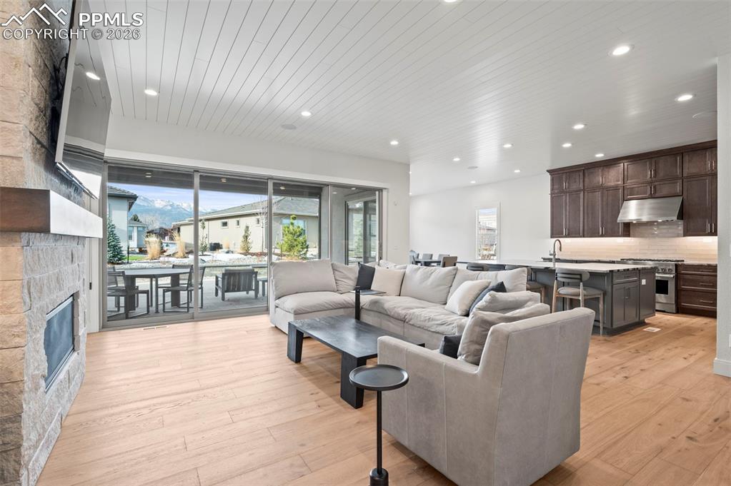 3474 Crest Hollow View