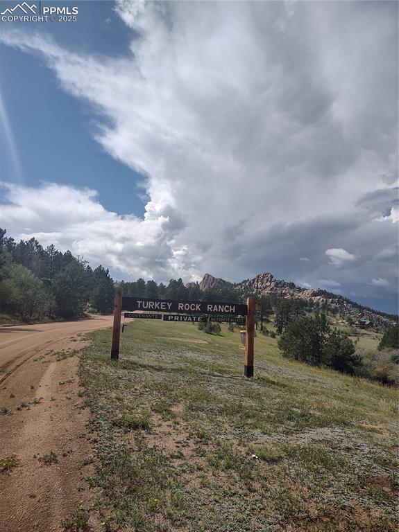Entry to Turkey Rock Estates and Frizbee golf course.