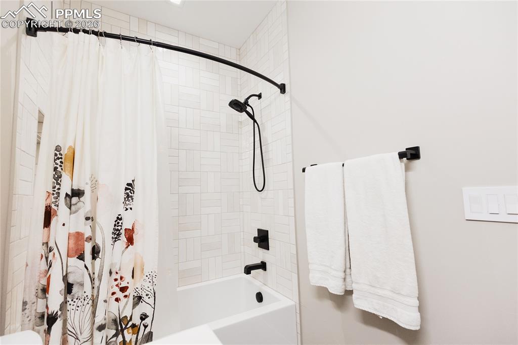 Full bathroom with shower / bath combo