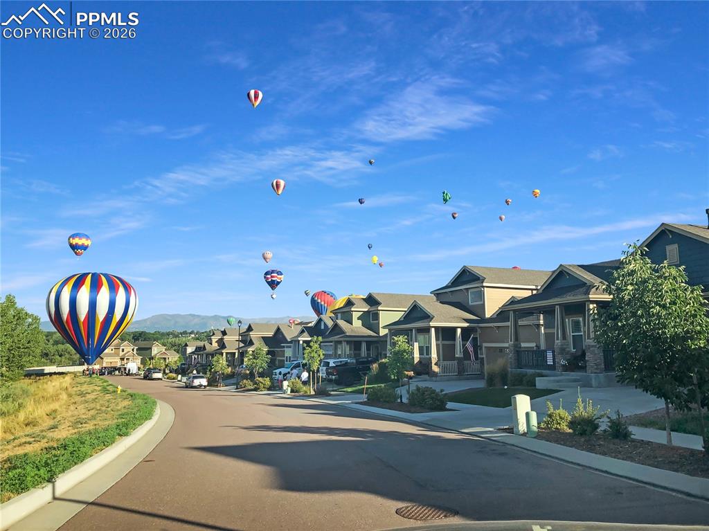 1082 Antrim Loop photo 3