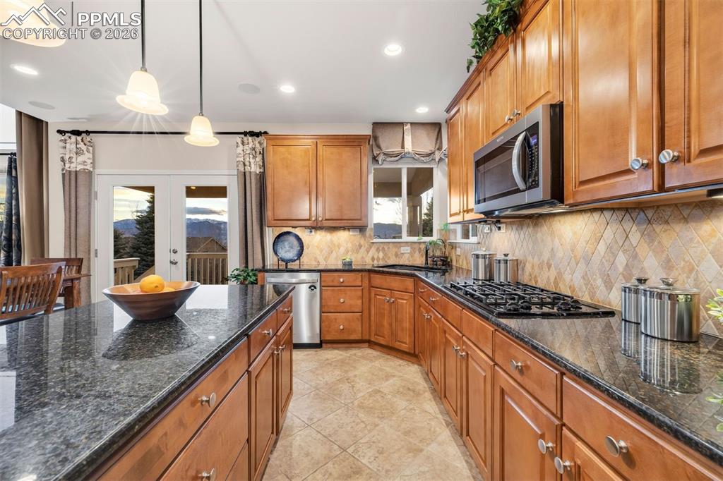 gleaming granite counters and tons of cabinet space
