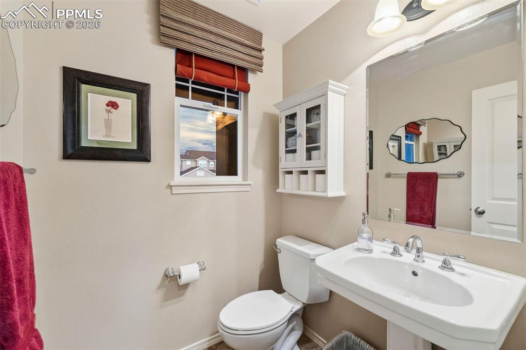 The main level powsder room 