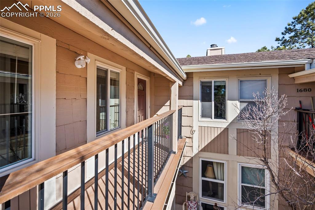 Composite balony leads to front the front entry