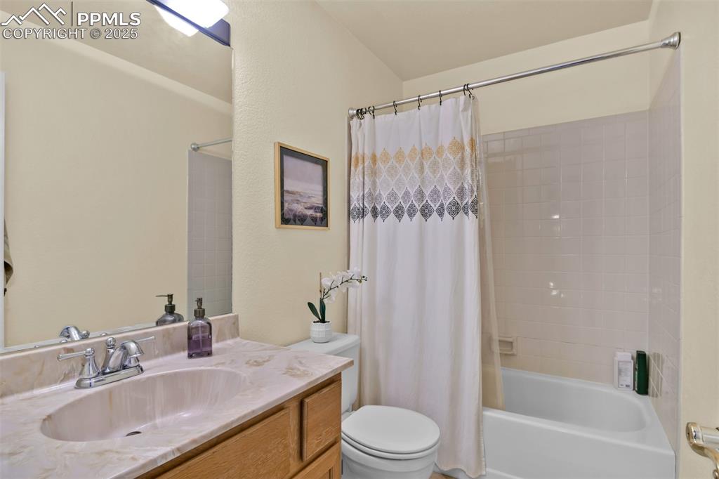 Bathroom with shower / bathtub combination