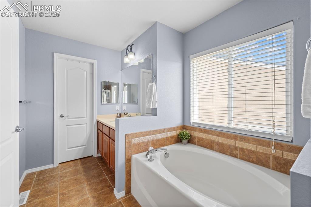 Relaxing tub with tile surround

