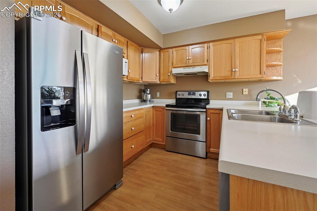 1951 Giltshire Drive photo 3