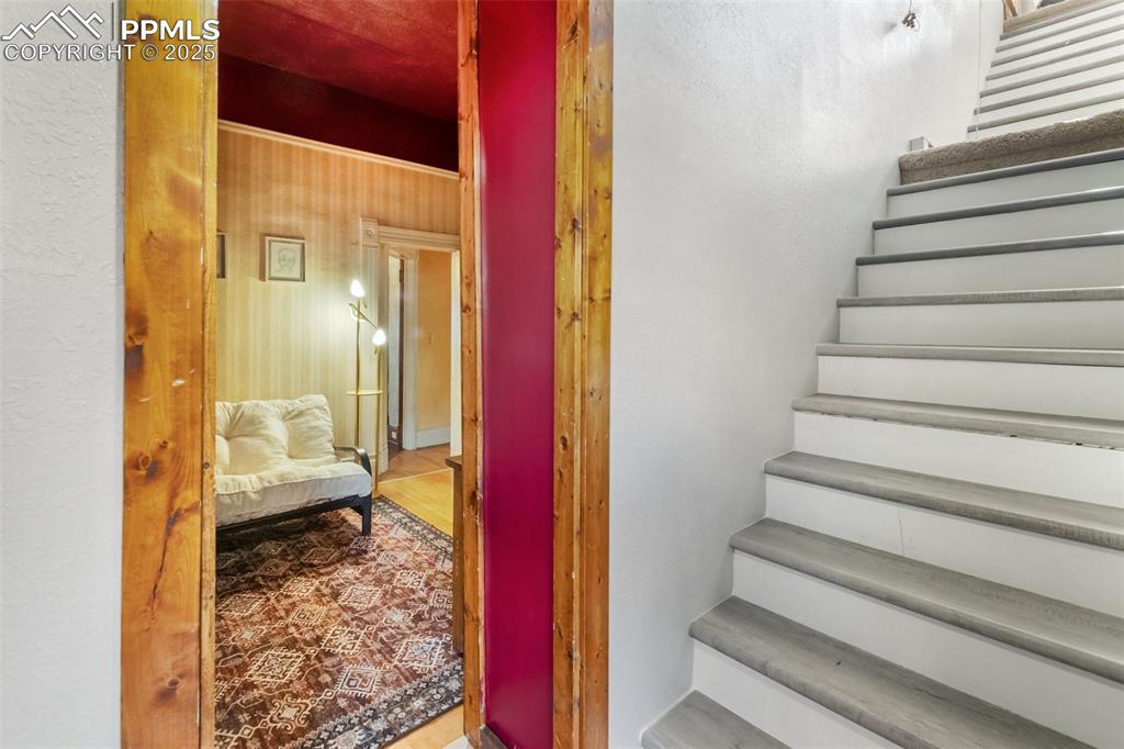 staircase to the upstairs, either from the second downstairs bedroom or from the second entrance to the east, stairs are heading up to the west.