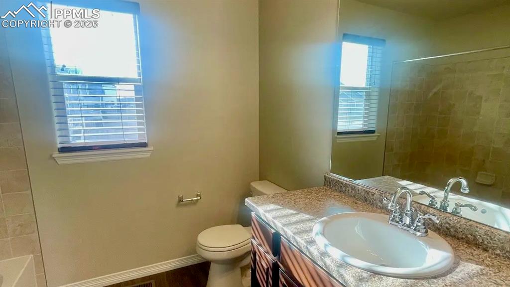 Upper-level full bathroom