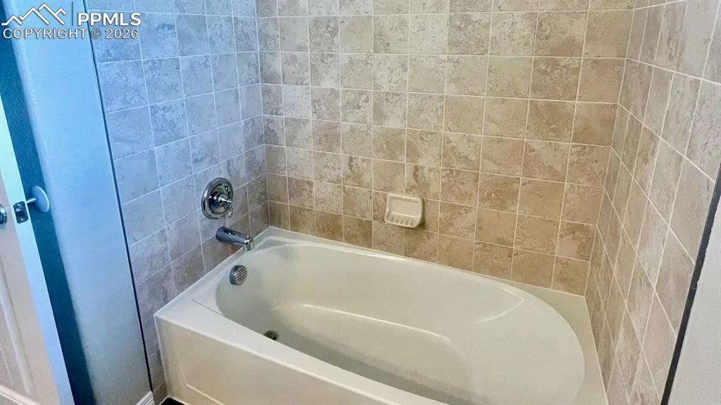 Upper-level full bath with tiled surround