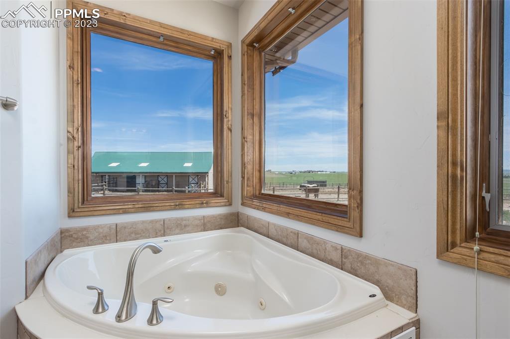 Jetted soaking tub in primary suite bathroom