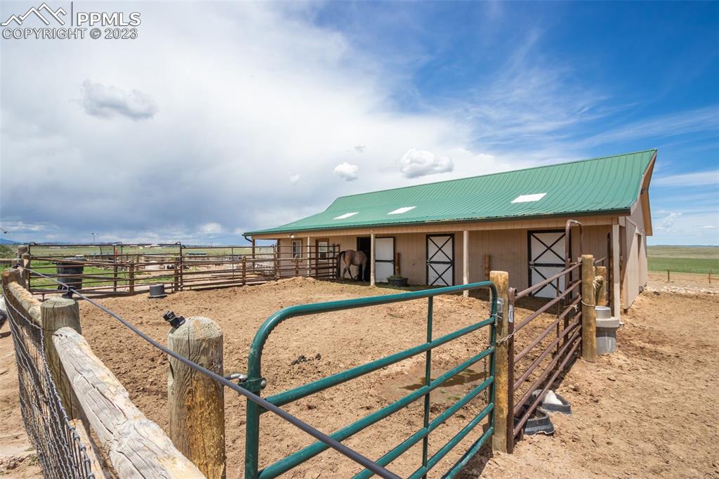 5 stall barn, with panels . corals, water, electric and tack room. 