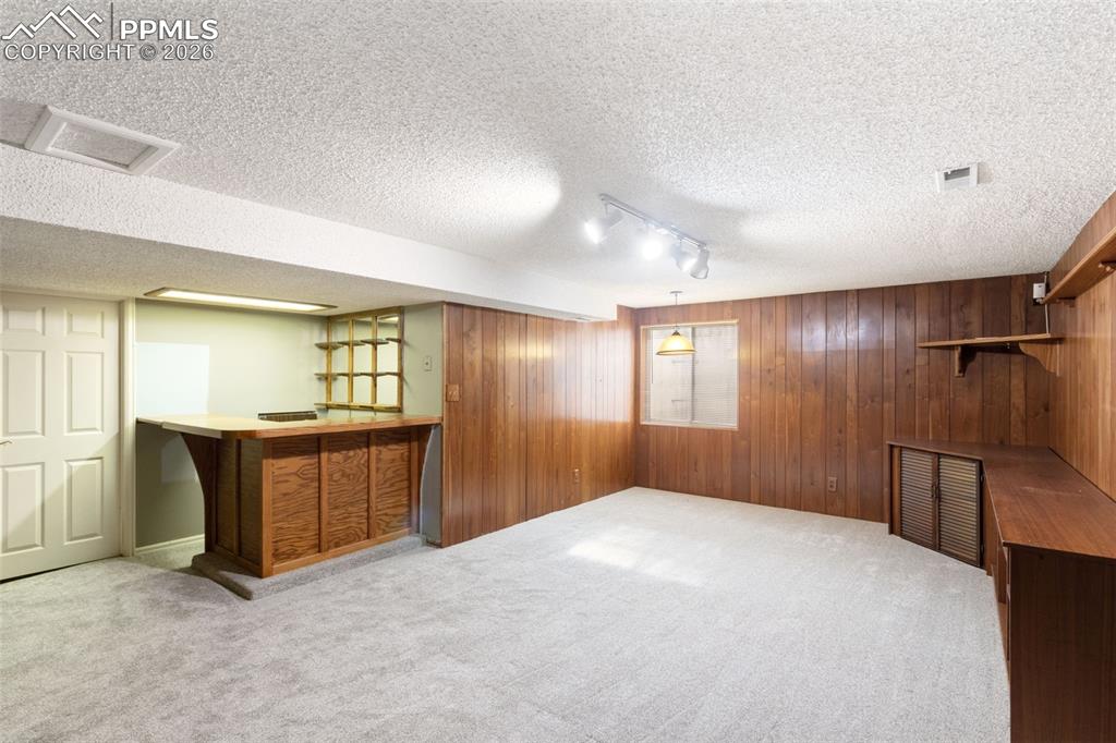 Finished basement, a dry bar (perfect for entertaining)