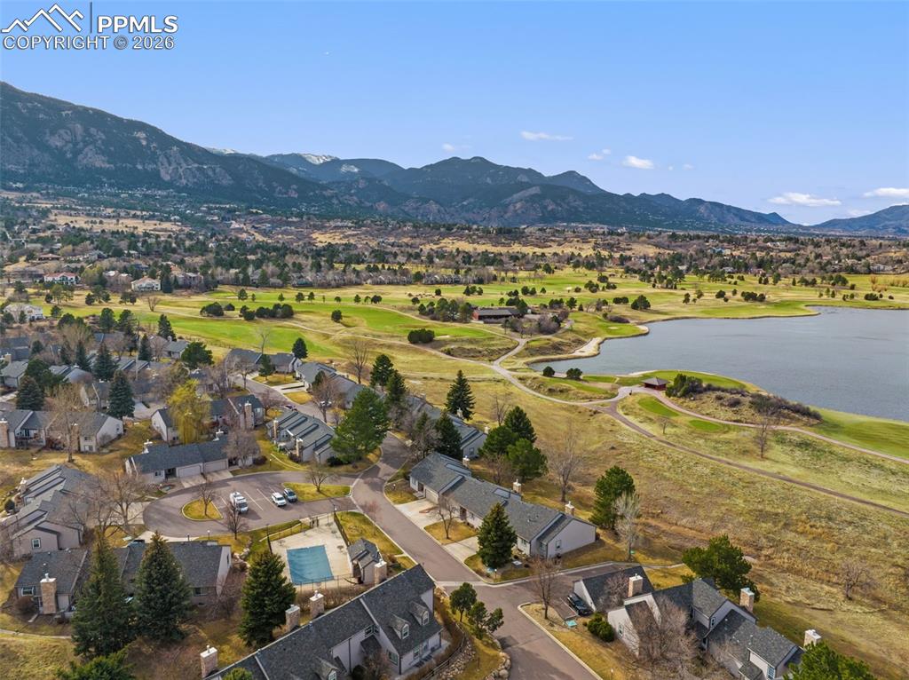 Townhome nestled near mountains and golf course