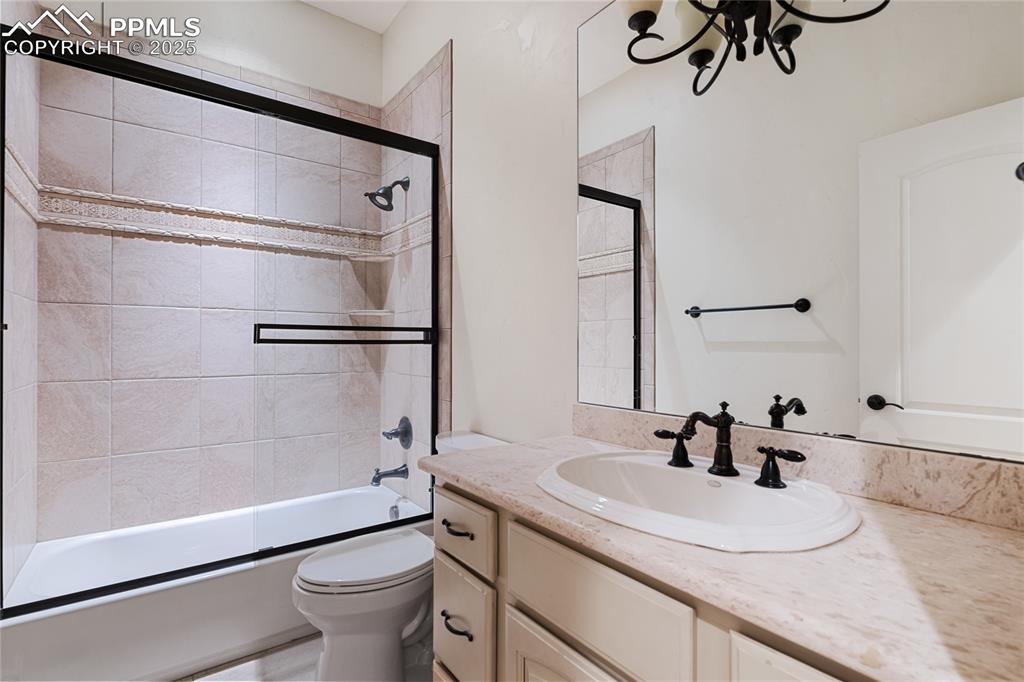 Upper level full bathroom.