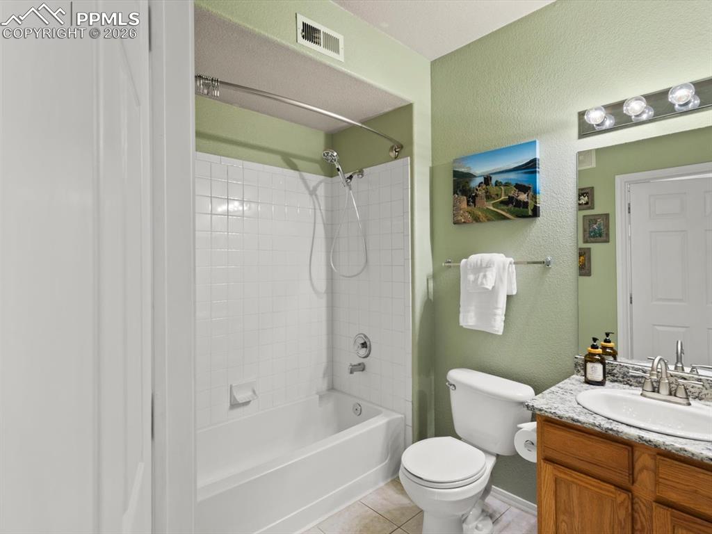 ajoins the bedroom/office