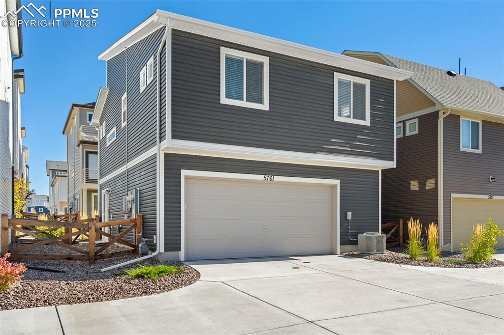 2 car garage, 2 remotes and keypad