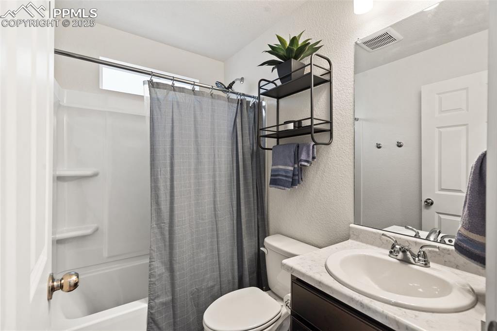 Main Full Bathroom off 2nd floor hallway