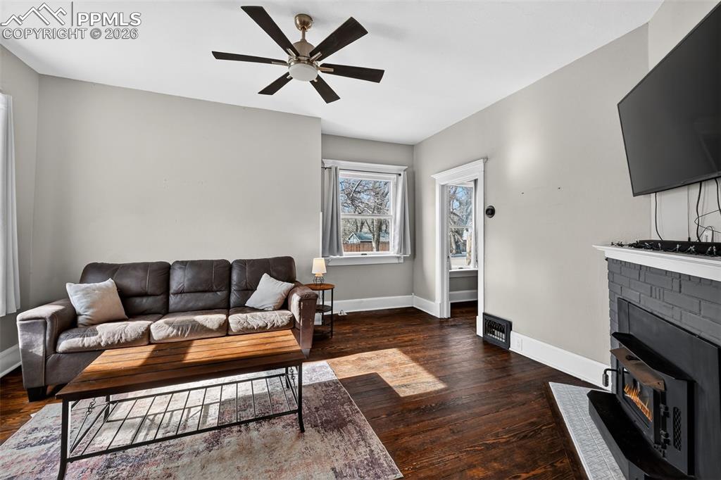 Comfortable and inviting Living Room with Fireplace and ceiling fan