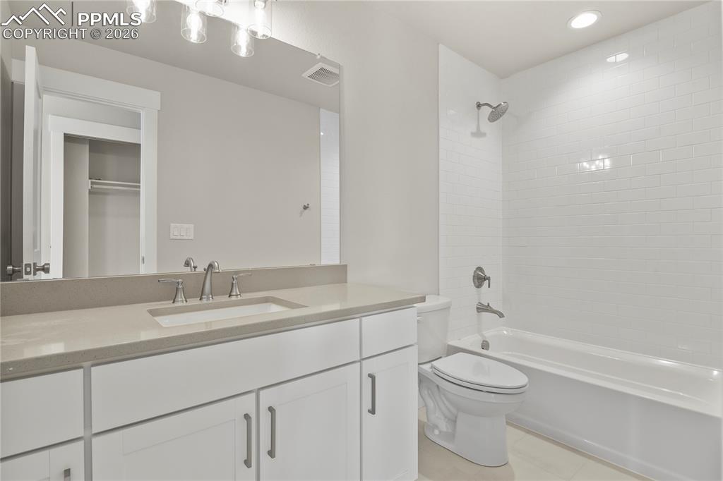 Upper level hall bath