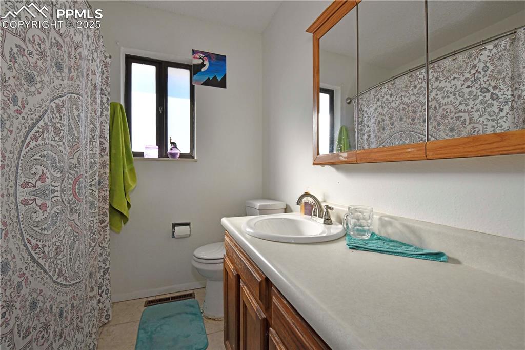 2nd Bathroom on upper lvl