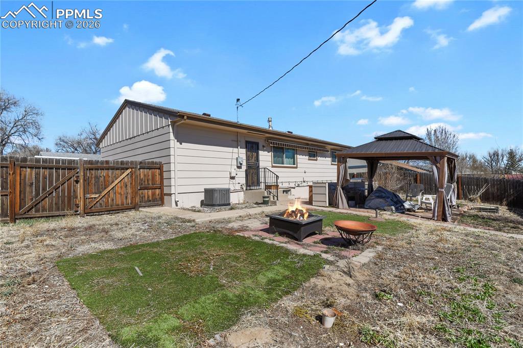 Large yard for entertaning