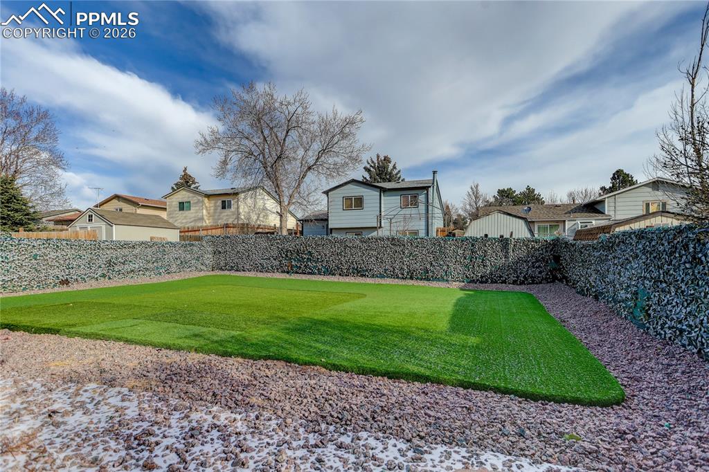 Private, fully fenced yard