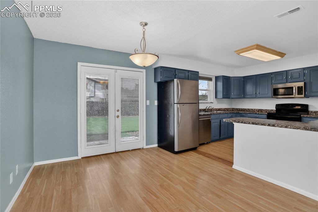 Walk-out dining area