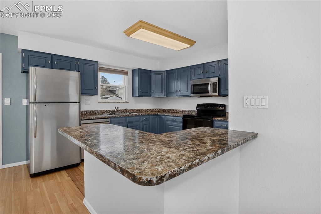 Kitchen w/ peninsula seating