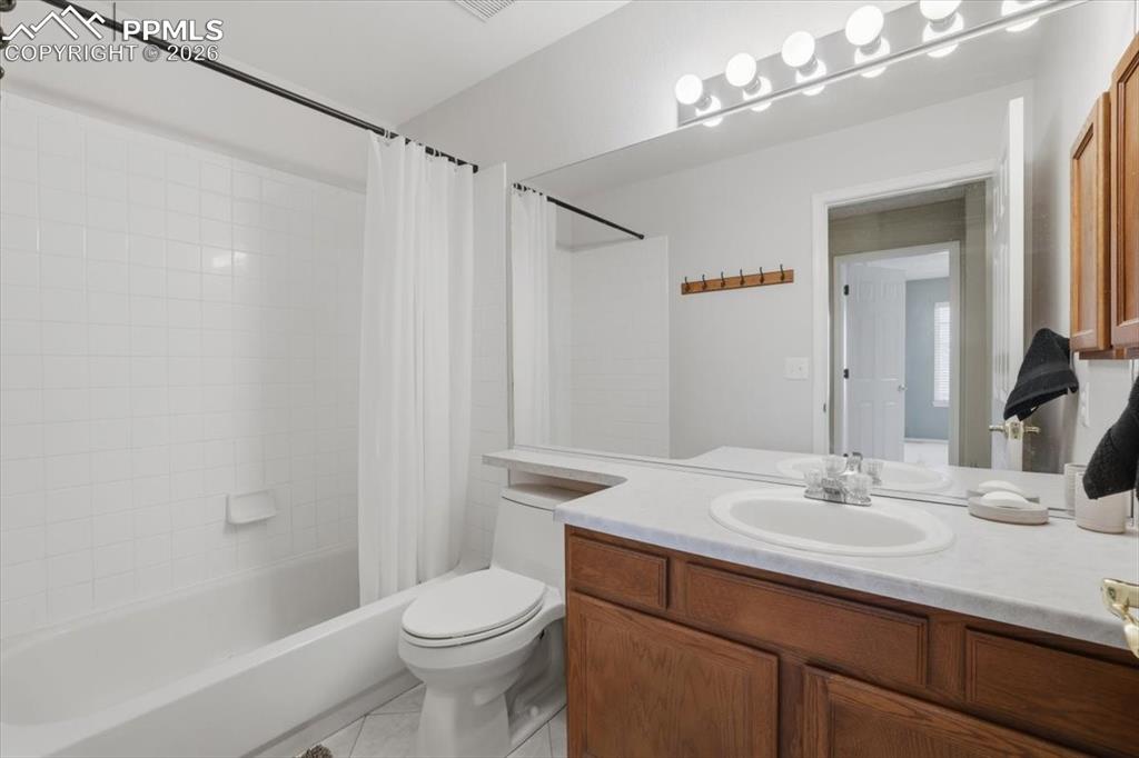 Upper level full bathroom.